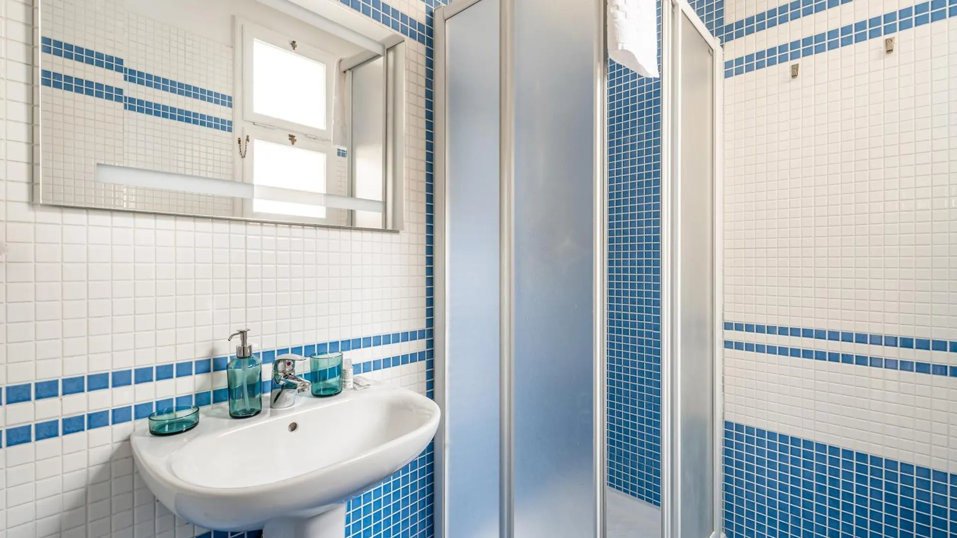 Your Florence Gems - Ponte Vecchio Apartments 0*,  Italy